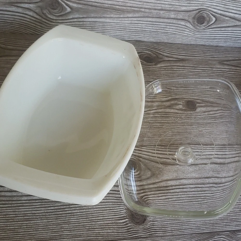 Pyrex vintage golden honeysuckle caserole dish 2.5 qt.